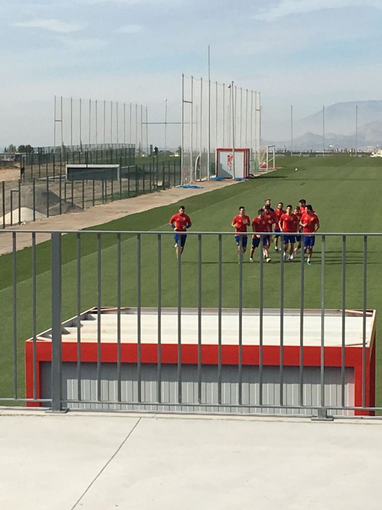 La Selección Española se ejercitó en los terrenos de juego del Granada CF, obra de ARPASA