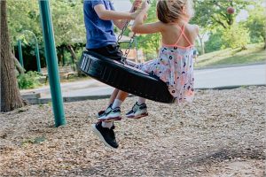 las mejores opciones de superficie de juegos para parques infantiles
